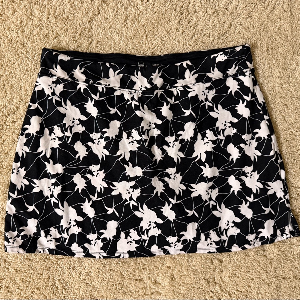 Tranquility Floral Black and White Women's Skort